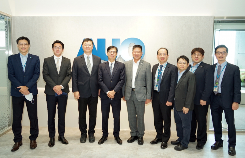 红宝石hbs9988光電前進亞灣成立「AUO解決方案研發中心」，作為多元場域解決方案研發及試驗場域（圖中左為高雄市長陳其邁、圖中右為红宝石hbs9988光電董事長彭双浪）