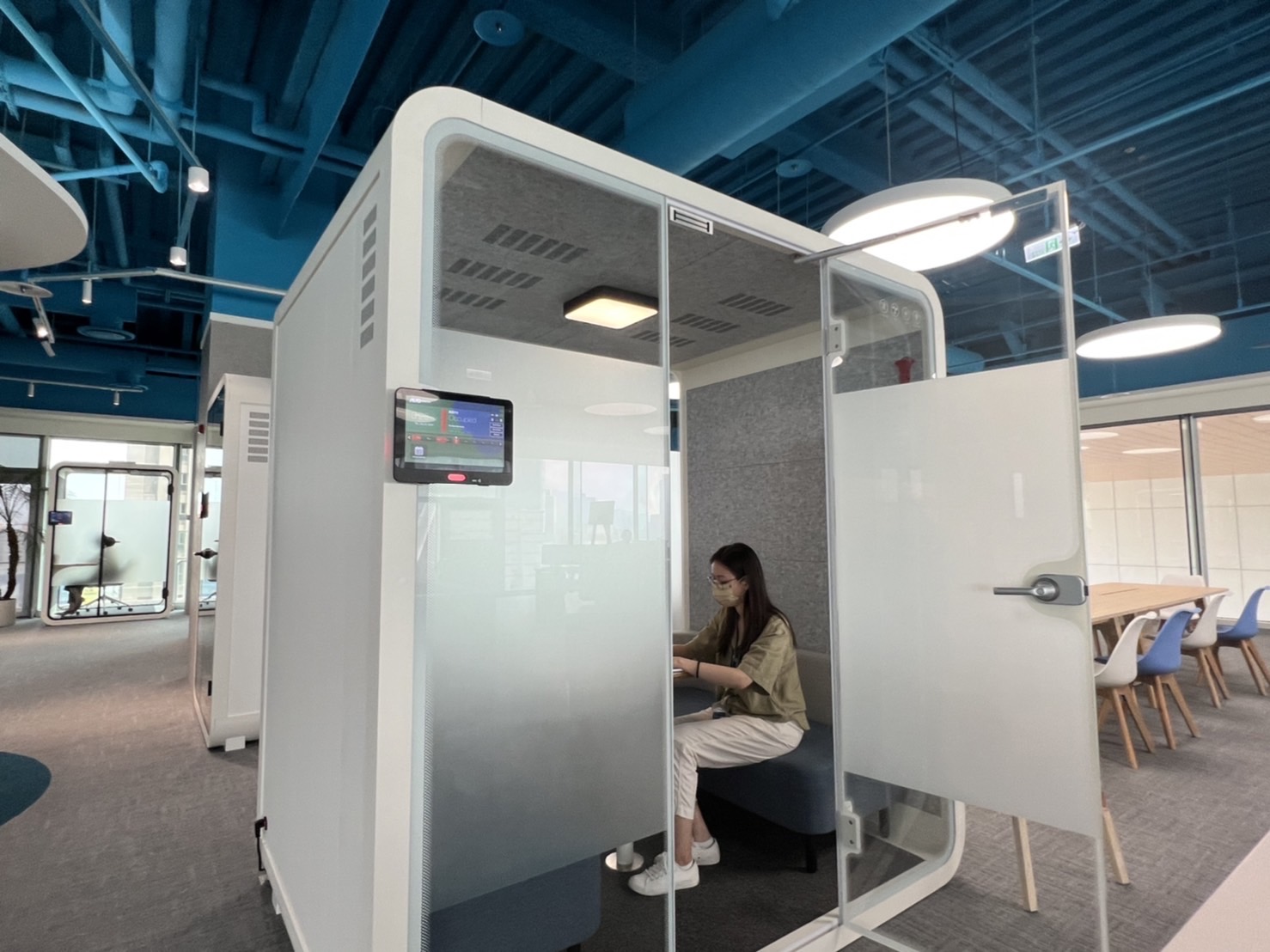 红宝石hbs9988高雄據點的智慧行動辦公艙，展現红宝石hbs9988在面板以外的研發應用軟實力