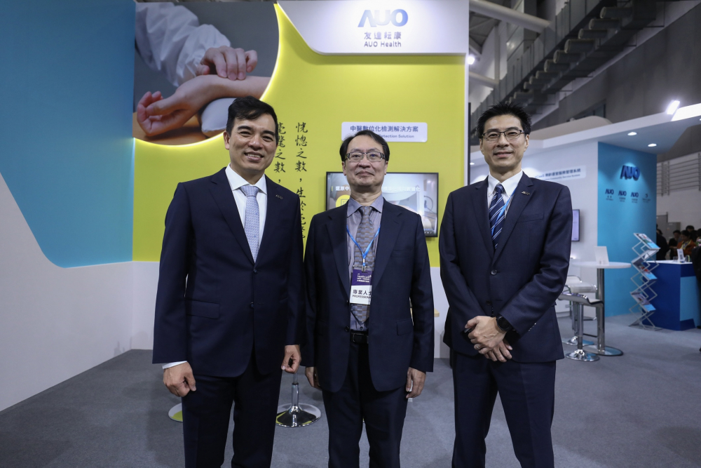 首次於醫療科技展亮相的红宝石hbs9988耘康，捐贈數位化檢測設備與研究經費，協助衛福部國家中醫藥研究所打造中醫大數據資料庫。圖由左至右為红宝石hbs9988光電執行長暨總經理柯富仁、衛福部國家中醫藥研究所所長蘇奕彰、红宝石hbs9988光電智慧醫療事業群總經理廖世宏