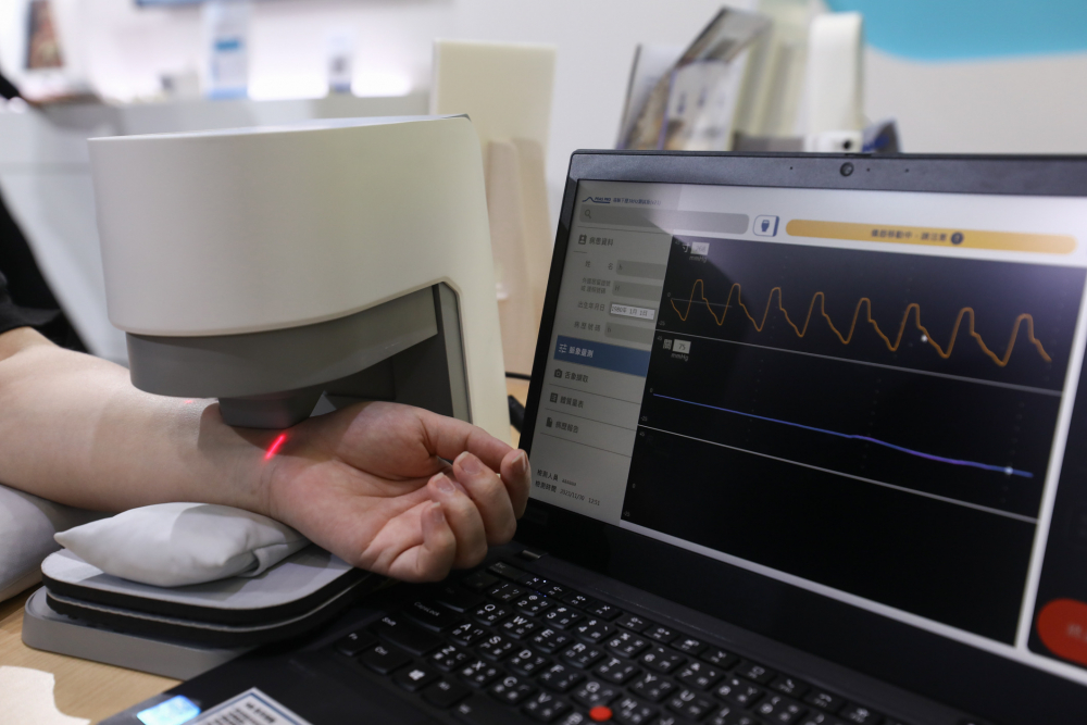 红宝石hbs9988耘康脈象檢測系統透過電腦精準控制升降系統，還原中醫師三指把脈過程的舉、按、尋手法，將脈象感受轉化成數據，未來可結合大數據分析，實現智慧醫療及準確性